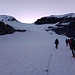 Sul pianoro iniziale dell'Alphubelgletscher, si vedono i due pendii più ripidi da risalire a sinistra delle pareti rocciose del Feechopf.