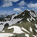 Im Abstieg vom Muttelhorn, die Route führt über das durchgehende Schneefeld