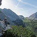 In der Passage die vom Kaskar zum Praxmarerkar führt.  Hinten ist die Pfeishütte schon ziemlich klein, wir sind aber auch schon über eine Stunde unterwegs.