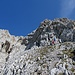 Wir stehen vor der Schlüsselstelle der Tour.  Links das pilzförmige Gebilde an dem die Route offenbar eigentlich vorbei geht (angeblich II-).  Mike schaut im Schatten gerade ums Eck, letztlich nehmen wir den Riss der knapp links von Petra den Fels hochzieht (eine Stelle III, sonst II).