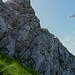 Ansicht auf das Gelände am Kleinen Schoberstein: Ein kleiner Pfad am rechten unteren Bildrand führt an den Felsen, dann geht es über die Felsen aufwärts.