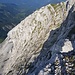 Blick auf das Ausstiegsgelände von einer Gratschulter etwas westlich des Gipfels