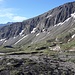 Blick zurück zur Felsflanke, die der versicherte Steig überwindet. Bei genauem Hinsehen erkenn man diesen.