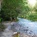 Der Wanderweg führt entlang der Albula zum Talstation des Sessellifts