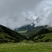 Tiefblick ins Gaistal vom Südwandsteig aus.