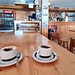 <b>Sorseggiamo un cappuccino nel refettorio del Rifugio Pizzini (2706 m) chiacchierando con il guardiano Mauro. La struttura è moderna e dispone di un rifornito bar. Il rifugio dispone persino di una sauna. Alcuni escursionisti torcono il naso, perché ritengono che ci sia troppo confort. Ebbene, i tempi cambiano: a me sta bene così; apprezzo che i rifugi siano puliti, moderni, dotati di docce, asciugatoi, ecc. È un ulteriore incentivo a visitarli.</b>
