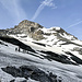 Dabei begegnet uns eine andere Seilschaft, sie kommt von der Planura-Hütte und hat ob des Sturms den Schärhorn-Gipfel ausgelassen. Das mag ja heiter werden, denken wir uns ...