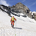 Zickzackend die Nordflanke des Gross Schärhorn-Ostgrats herauf.