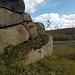 Foto der Stiefmutterklippe von einem früheren Besuch. Wenn man auf dem bewachsenen Band um den Felsen herumgeht, wird es immer ausgesetzter, man muss also etwas aufpassen.