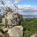 Blick von der niedrigeren Stiefmutterklippe nach Norden zur direkt benachbarten höheren Stiefmutterklippe. Diese ist für mich unbesteigbar (thecrag.com nennt Routen mit UIAA V).