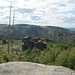 Blick vom Kleinen Bäckerwegturm nach Westen zum Großen Bäckerwegturm, auf dem ich zuvor war. In der Mitte erkennt man meine Aufstiegsstelle.Gäbe es von der anderen Seite noch eine weitere Aufstiegsmöglichkeit? Als ich dort oben war, meinte ich, eine gesehen zu haben, darum ging ich anschließend nochmal zum Großen Bäckerwegturm zurück für weitere Erkundungen.