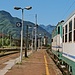 Am Gleis 6 in Domodossola mit Blick in die waldbedeckten Berge des Val Grande-Gebiets.
