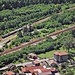 Zoom zu den beiden Bahnhöfen von Cuzzago. An jenem an der Novara-Linie ist soeben ein Zug des Typs <a href="https://it.wikipedia.org/wiki/Automotrice_FS_ALe_582" rel="nofollow">ALe 582</a> eingefahren.