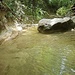 Findling unterhalb des Wasserfalls