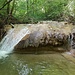 der Wasserfall im Rückblick, man sieht deutlich, dass im linken Bildteil etwas vom Kalktuffvorbau des Wasserfalls abgebrochen ist