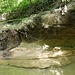 oben der unterspülte Sandstein, ebenfalls schon ausgeschliffen, unten Mergel, auch unter Wasser Mergel
