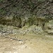 die wulstige Schicht darüber ist waagrecht, der Mergel schief - war hier mal ein See, so dass der Mergel sich im Mündungsbereich schief ablagerte?
