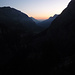 Dämmerung über dem Kandertal: links First und Howang, in der Mitte der Niesen, rechts Jegertosse, Sattel- und Gehrihorn (von vorne nach hinten)