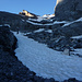Beim Beginn der Firnfelder auf ca. 2300m: oberhalb der Bildmitte der Felsriegel auf ca. 2500m, den ich auf Platten an seinem westlichen Ende (rechts) überwand, wonach ich in einem Rechtsbogen (den gut sichtbaren Firnfeldern folgend, so dass wie auf dem Bild insgesamt eine S-Schlaufe resultierte), über den ehemaligen Altelsgletscher zum Sattel 2954 (zwischen Obers Tatelishore oben rechts und Altels oben in der Mitte) hochstieg. Oben links in der Verlängerung des Altels N-Grats nochmals P. 2922