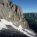 Geröllübersäte und nasse Felsplatten unterbrechen zwischendurch die Firnfelder: unten rechts der Felsriegel auf. ca. 2500m, links darüber die Flühe von P. 2590, hinten rechts Allmegrat, First und Howang