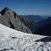 Unter dem Sattel P. 2954 legt sich der Firn zurück: links der SSE-Grat zum Obers Tatelishore, dahinter fläzen sich u.a. Elsighorn, Stockhorn- und Niesenkette, rechts u.a. das Gehrihorn, und dazwischen das Kandertal. Ganz hinten lassen sich der Thunersee, darüber u.a. Margel und Blueme, und am Horizont der Solothurner und Basler Jura erahnen