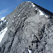Die mächtige felsige Gipfelpyramide des Altels vom unteren N-Grat (rechts mit Firnresten) aus gesehen