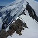 Am Beginn des felsdurchsetzen Firnteils des Altels ESE-Grats: in der Mitte der 1. P. 3558, darüber der felsige 2. P. 3558, der Balmhorn W- und Hauptgipfel, links dahinter u.a. Schin- und Geisshorn