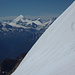 Heute in griffigem Trittschnee: der steile Abstieg vom 1. P. 3558, dahinter u.a. Matterhorn, Zinalrothorn und Weisshorn
