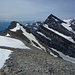 Bequemer Abstieg über den unteren Zackengrat: vorne die zackige "Zacke" 3212, darüber das Mont Blanc Massiv, rechts über dem Zackenpass das wahnsinnige Rinderhorn, rechts dahinter der wilde Strubelpeter...