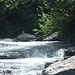 Beschauliches [https://www.youtube.com/watch?v=7aUQpa79U1I Fliessen] nahe der Brücke über den Schwarzbach