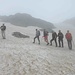 Avanziamo sulla neve immersi nelle nuvole