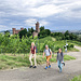 Start noch trocken am Schloss Ortenberg. Zunächst durch die Weinberge, wo sich unseren Gäste Inspiration für das Hochleiten der Merlot-Rebe in ihrem Garten holen.