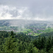 Von Westen wiederum schiebt's Wolken zügig gegen Berg und Aussichtsturm heran.