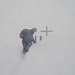 Im Schneegestöber und durch zum Teil tiefen Schnee erreichen wir das Gipfelkreuz vom Walmendingerhorn...