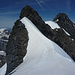 Endlich Firn pur am Balmhorn WNW-Grat nach den launigen Felsintermezzos am Altels ESE-Grat: Blick zurück zum 2. P. 3585 und zum Hauptgipfel, links dahinter der Wildstrubel