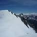Ankunft auf dem Balmhorn W-Gipfel, den nur noch ein Katzensprung vom Hauptgipfel trennt. Dahinter über dem Lötschental u.a. das Bietschhorn