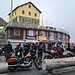 <b>Qui c’è molto movimento. È un continuo andirivieni di moto, auto e bici e di gruppi che vogliono immortalare l’arrivo sulla Cima Coppi. </b>