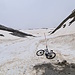 <b>Proseguo per un po’ ancora in salita fino all’arrivo della pista di sci; allo Stelvio si scia anche in estate.
<img src="http://f.hikr.org/files/3988821k.jpg" />
Il pensiero corre a Gustav Thöni, Campione olimpico nel 1972 nello slalom gigante, che abita qui sotto, a Trafoi.</b>