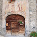 <b>Ingresso ad arco sormontato da un grande affresco raffigurante la Madonna, con bambino e i Santi, oltre che la città sullo sfondo. Questa appartenne al giurista Baldassarre Zuccola.</b>
