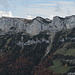 Blick übers herbstliche Tal