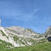 Blick über das breite Weidegelände in Richtung Schafbergchöpf und Nädligergebiet