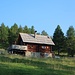 Die urige Feldhütte wird passiert.