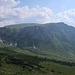 Der Weg zur Erlacher Bockhütte führt am Wandfuß entlang.