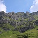 Der Blick nach oben zeigt steile, grasdurchsetzte Wände.