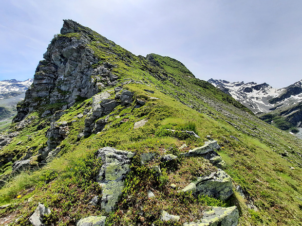 En remontant le long de la crête.