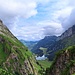 In vielen Serpentinen geht es zum Seealpsee hinab. Der Bach mit Schmelzwasser muss an zwei Stellen überquert werden.