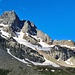 <b>Il tanto decantato “silenzio della montagna” è un pregiudizio concettuale. Le montagne vivono e risuonano dei loro rumori, quelli della natura, ma non solo. Sento lo scroscio dei rivoli e delle cascatelle, i ronzii degli insetti, il richiamo di una nocciolaia, i campanacci e i muggiti, la moto dell’alpigiano che percorre la pista verso l’alpe. Già, le genti di montagna, quelle vere, vivono qui; e non per fare i figuranti dal cappello piumato in una cartolina, ma con le loro esistenze piene, ricche di attività, magari difficili in quell’ambiente che hanno ereditato dalla tenacia delle generazioni che le hanno precedute. La montagna-cartolina dell’Ottocento, dove il silenzio è in contrapposizione al fermento urbano, è pura retorica.</b>