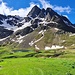 <b>Il Rifugio Viola visto dall'alpeggio omonimo.</b>