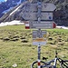 <b>Alle 9:15, un’ora e dieci minuti dopo la partenza pervengo al Passo di Val Viola. Sul cartello viene indicata una quota di 2460 m; per contro, la carta topografica svizzera attribuisce al valico un’altitudine di 2471 m.</b>