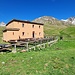 <b>Rifugio Viola (2314 m).
Ai tempi questa era la Caserma Viola, presidio della Guardia di Finanza.</b>